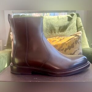 NIB Gucci Chelsea Boot w/side Zipper in Brown Leather w/ Gucci Script detail